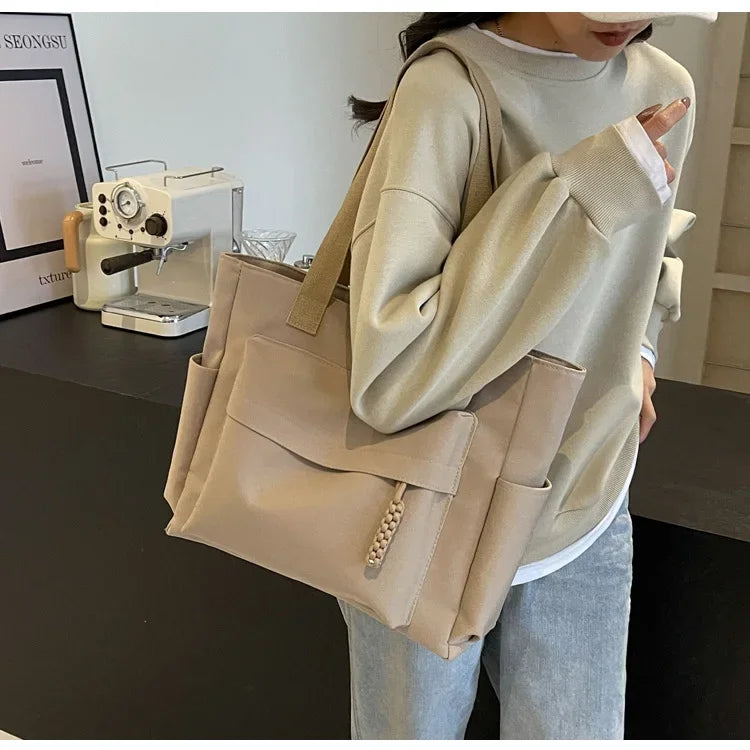 Sac de cours femme élégant et organisé pour étudiantes. Grand cabas pratique pour livres et ordinateur portable.