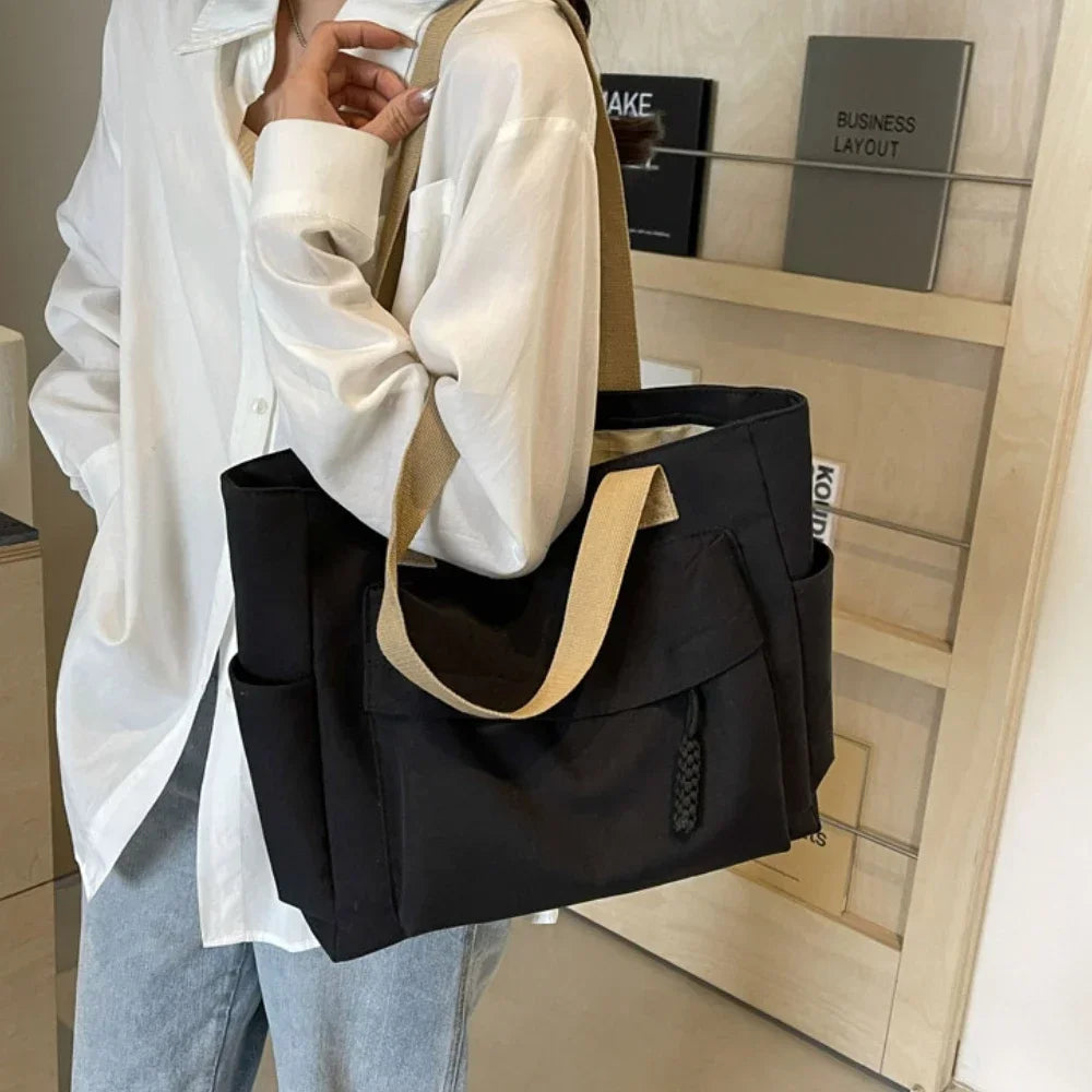 Sac de cours cabas marron en toile pour femme. Pratique et élégant, parfait pour l'université ou le travail.