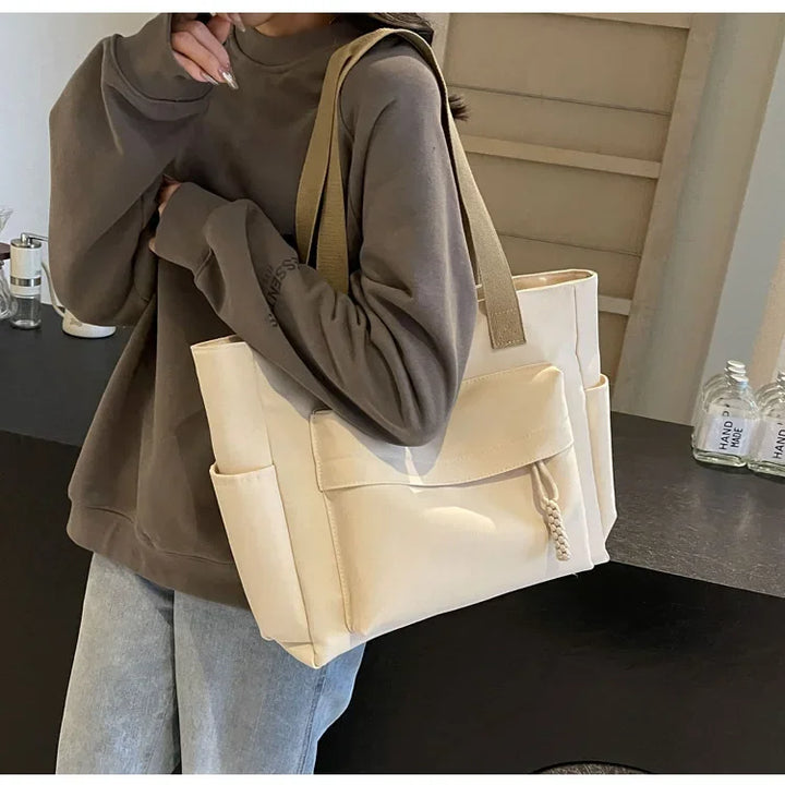 Sac de cours femme avec multiples rangements internes. Idéal pour organiser fournitures scolaires et PC portable.
