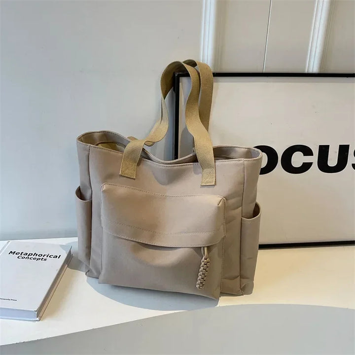 Sac étudiant femme chic, grand et fonctionnel. Idéal pour transporter cours, ordinateur et affaires personnelles.