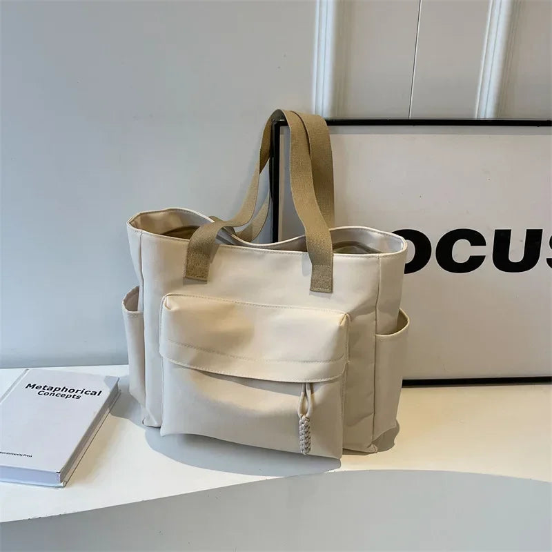 Sac à main de cours pratique pour femme. Spacieux et bien organisé, idéal pour travail, études ou shopping.