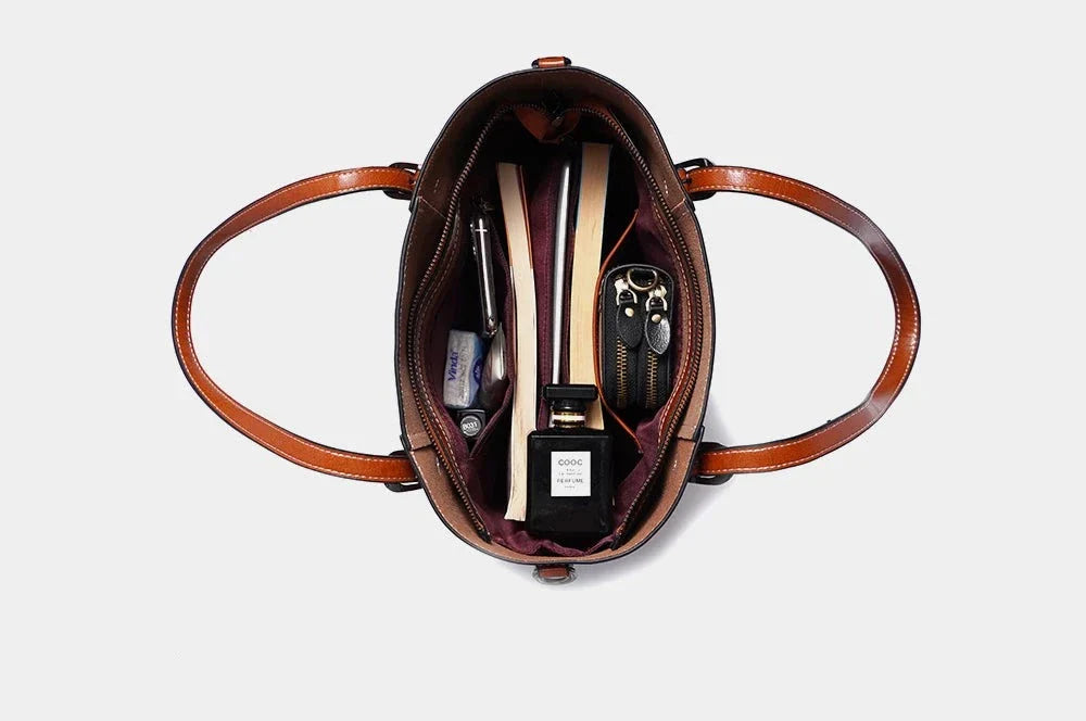 Femme portant avec style un sac de cours cabas en cuir, élégant et pratique pour la vie urbaine.