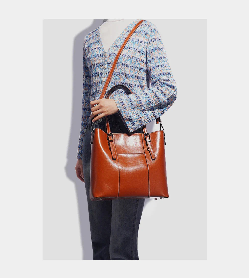 Intérieur spacieux d'un sac de cours cabas en cuir pour femme, avec poches et rangements pratiques.