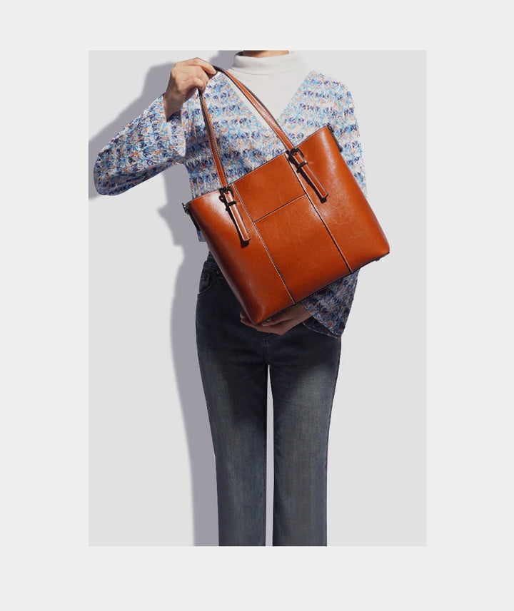 Sac de cours femme en cuir vue de face, lignes épurées et grande capacité pour tous vos besoins.