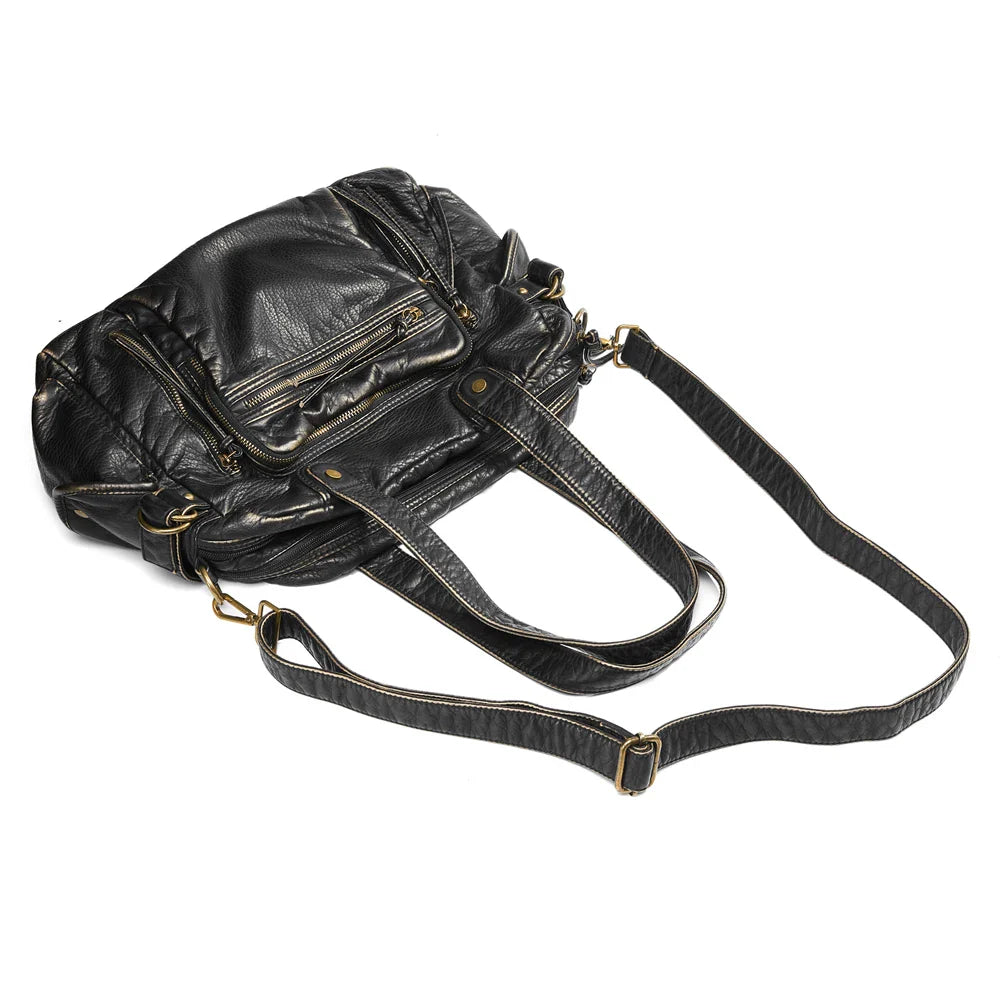 Sac bandoulière femme élégant, porté épaule, look vintage en cuir synthétique noir.