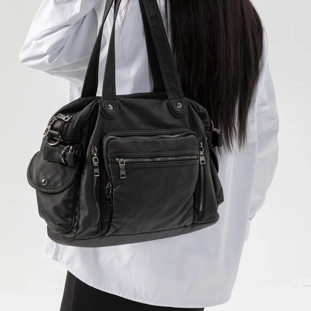 Sac femme polyvalent, porté épaule ou bandoulière, look vintage rock, en cuir synthétique noir.