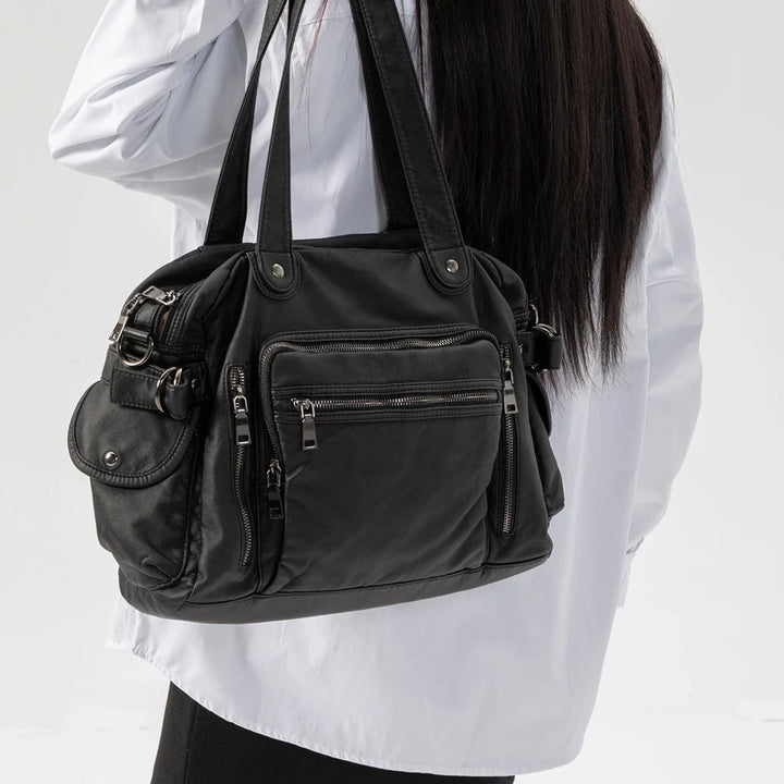 Sac femme polyvalent, porté épaule ou bandoulière, look vintage rock, en cuir synthétique noir.