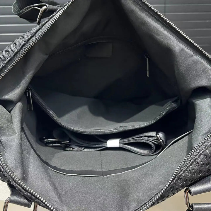 Sac bandoulière femme noir en nylon, polyvalent et élégant, parfait pour les cours, le travail ou le quotidien.