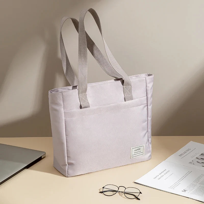 Sac de cours élégant pour femme, en toile imperméable noire, conçu pour organiser PC et fournitures.