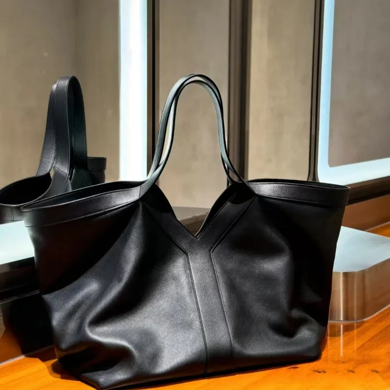 Sac de cours fourre-tout noir en cuir synthétique pour lycéenne, élégant et pratique.