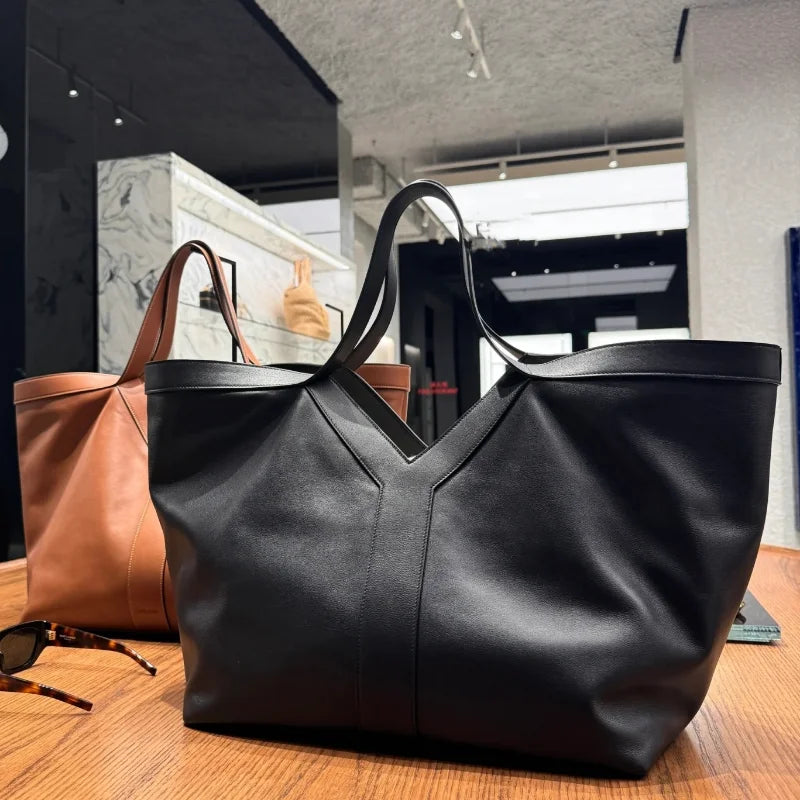 Grand sac étudiant marron en cuir synthétique, fourre-tout spacieux pour lycéenne, organisation facile.
