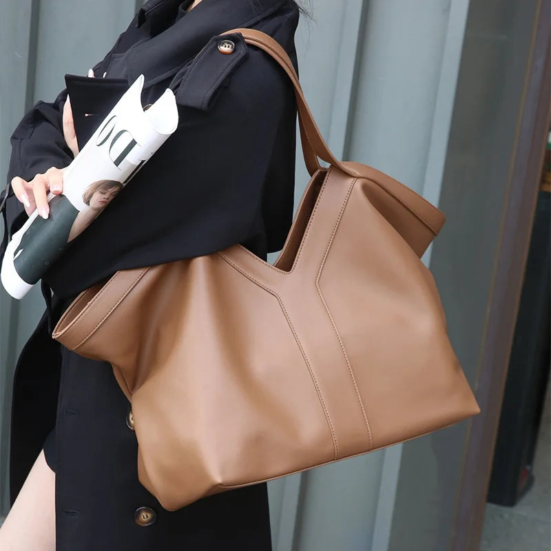 Sac de cours grand format en cuir synthétique résistant, fourre-tout pour lycéenne, capacité optimale.