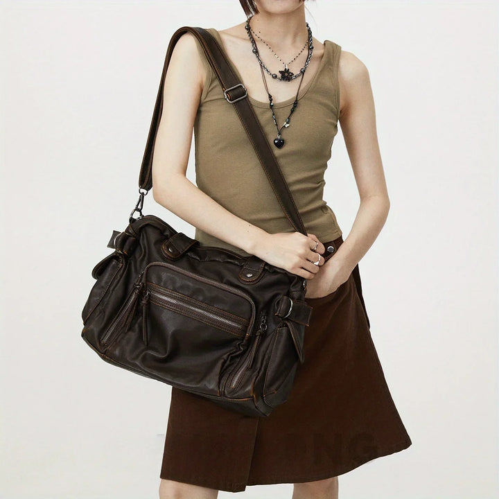 Grand sac cabas marron synthétique pour femme, style vintage, élégant et pratique pour vos cours.