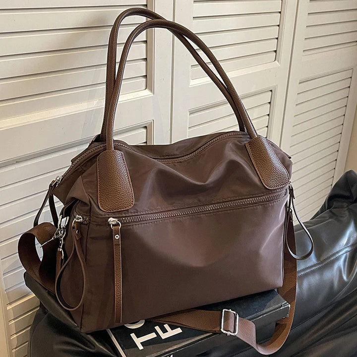 Sac de cours spacieux en nylon imperméable pour étudiante. Tendance, idéal lycée, collège ou université.
