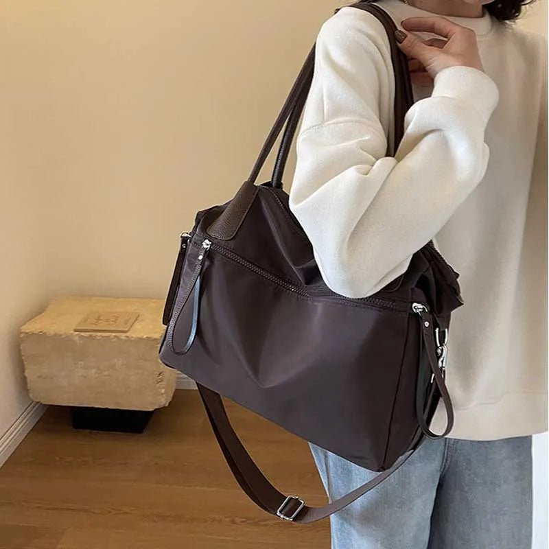 Grand sac cabas d'épaule pour femme, en nylon robuste. Parfait pour les cours, mode et pratique.