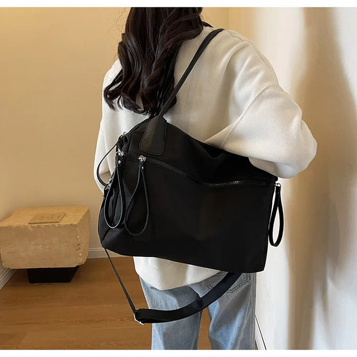 Sac d'épaule tendance en nylon, imperméable et fonctionnel pour étudiante. Parfait collège/lycée.