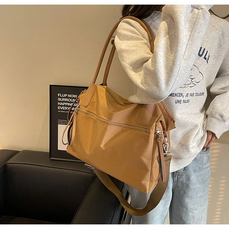 Sac de cours femme, design mode en nylon. Spacieux et pratique pour étudiantes collège ou lycée.