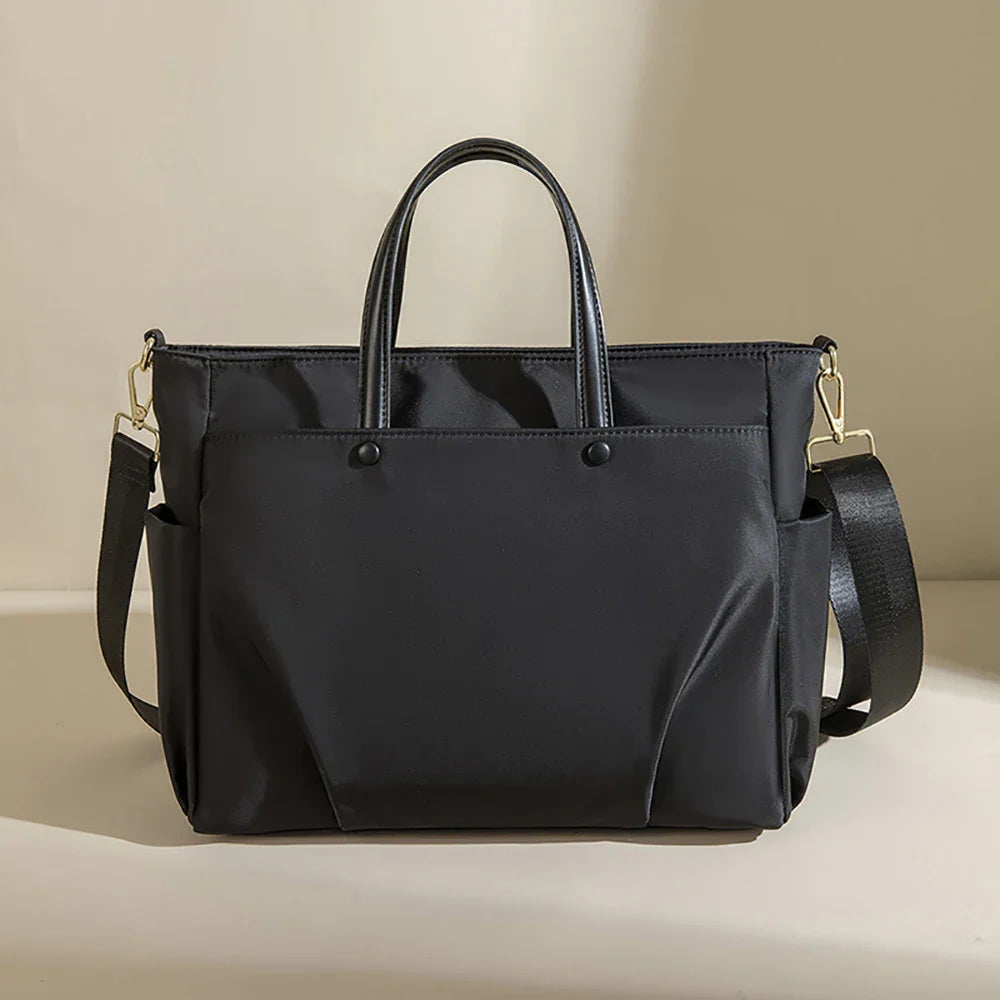 Sac de cours unisexe en nylon beige résistant à l'eau avec bandoulière réglable, parfait pour étudiants.