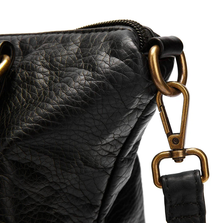 Vue de dessus du sac de cours vintage, montrant capacité et design intemporel, grand sac femme étudiante.