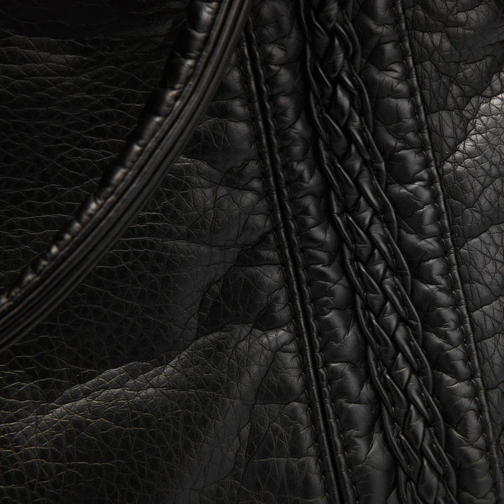 Sac à épaule vintage marron complétant une tenue rétro chic de femme, parfait pour les cours.