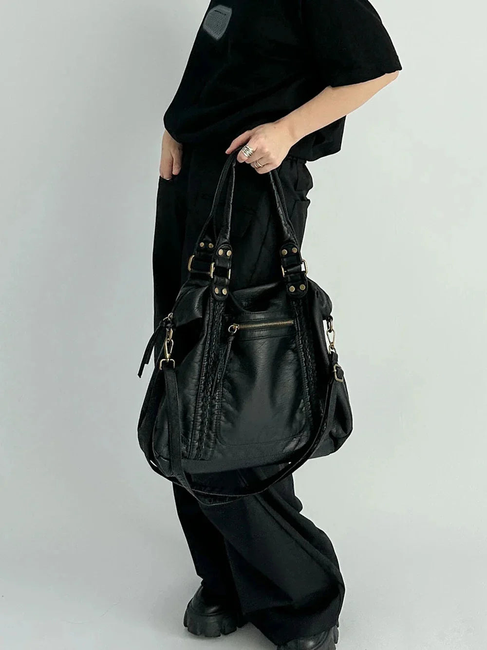 Profil élégant du sac vintage en cuir synthétique, style hobo, idéal pour femme et étudiante.