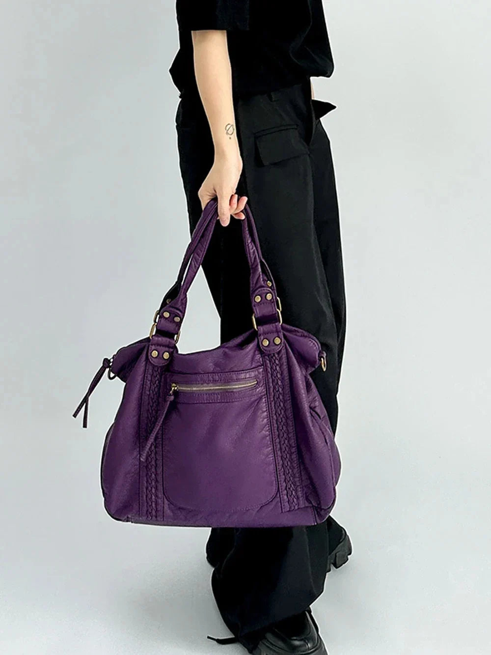 Sac de cours vintage vide mais structuré, mettant en valeur sa forme et sa robustesse pour femme.