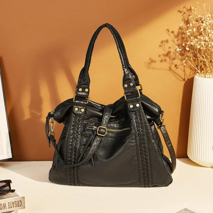 Vue arrière du sac vintage hobo pour femme, bandoulière ajustable en cuir synthétique marron, style rétro.