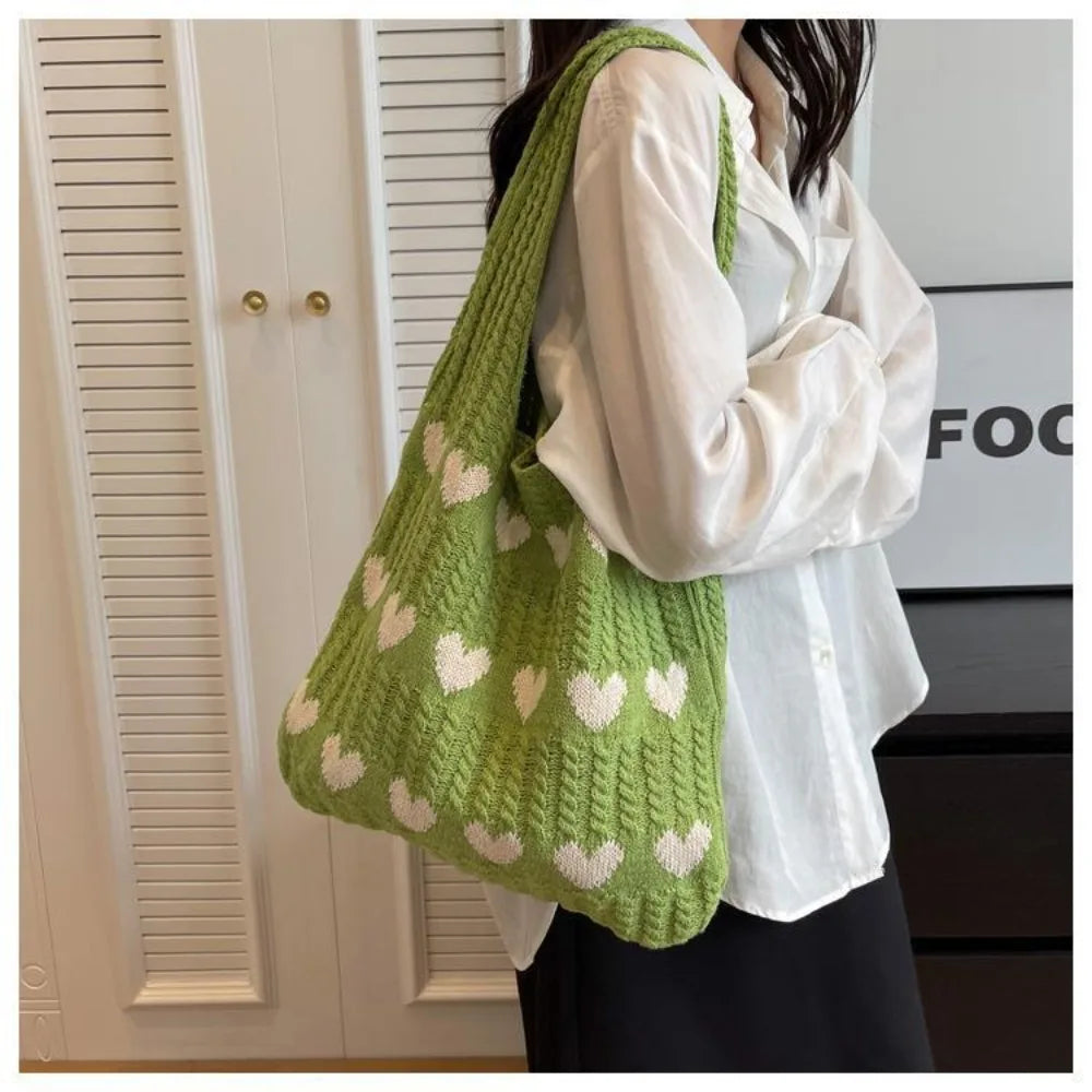 Sac de plage souple en crochet pour femme, design bohème chic, pour vos journées ensoleillées.