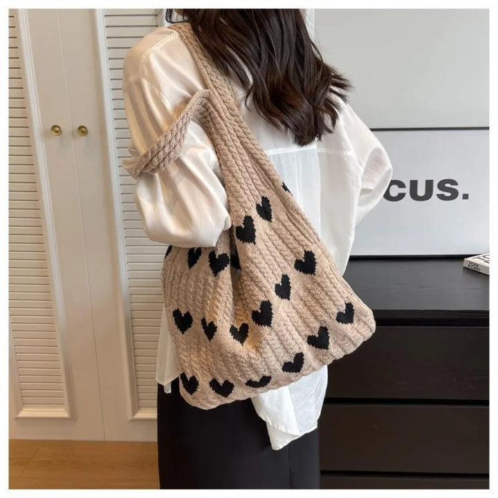 Sac de plage en crochet tressé, souple et bohème chic, accessoire parfait pour l'été et la mer.