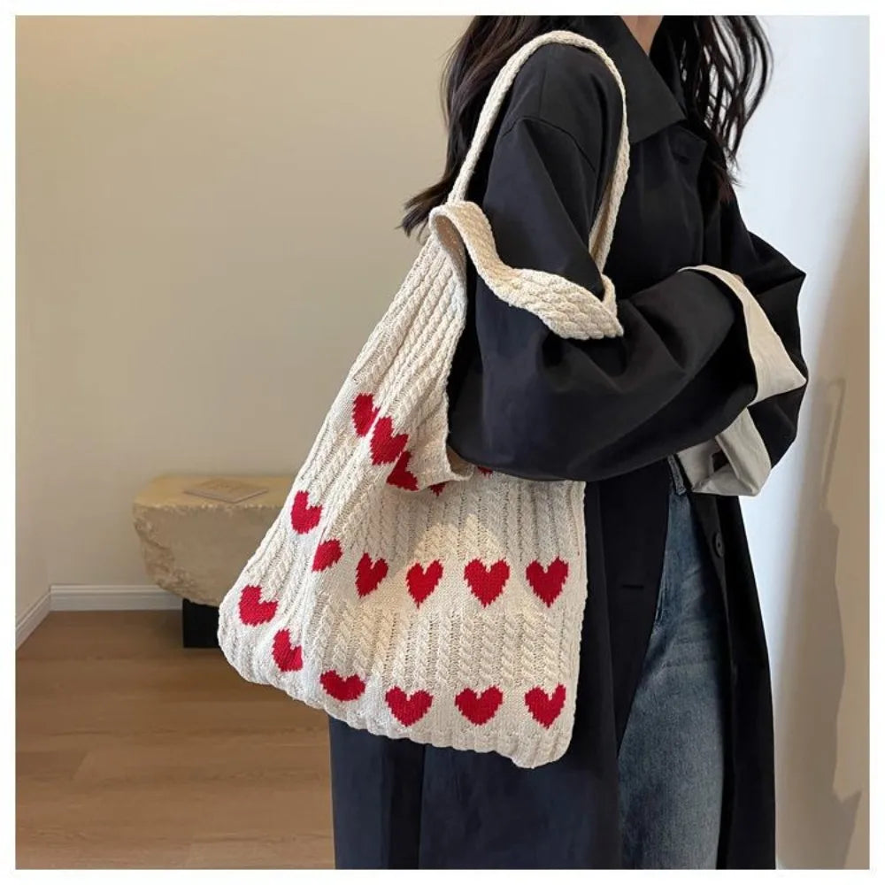 Sac de plage femme en crochet artisanal, motif bohème chic, pour un look estival et décontracté.