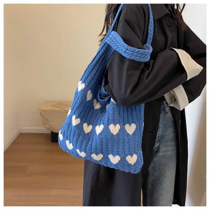Sac souple en crochet pour femme, style bohème, parfait pour transporter vos affaires de plage en été.