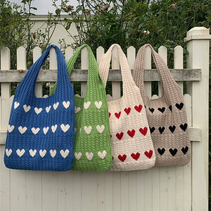 Accessoire mode femme : sac de plage cabas en crochet, style bohème chic pour l'été.
