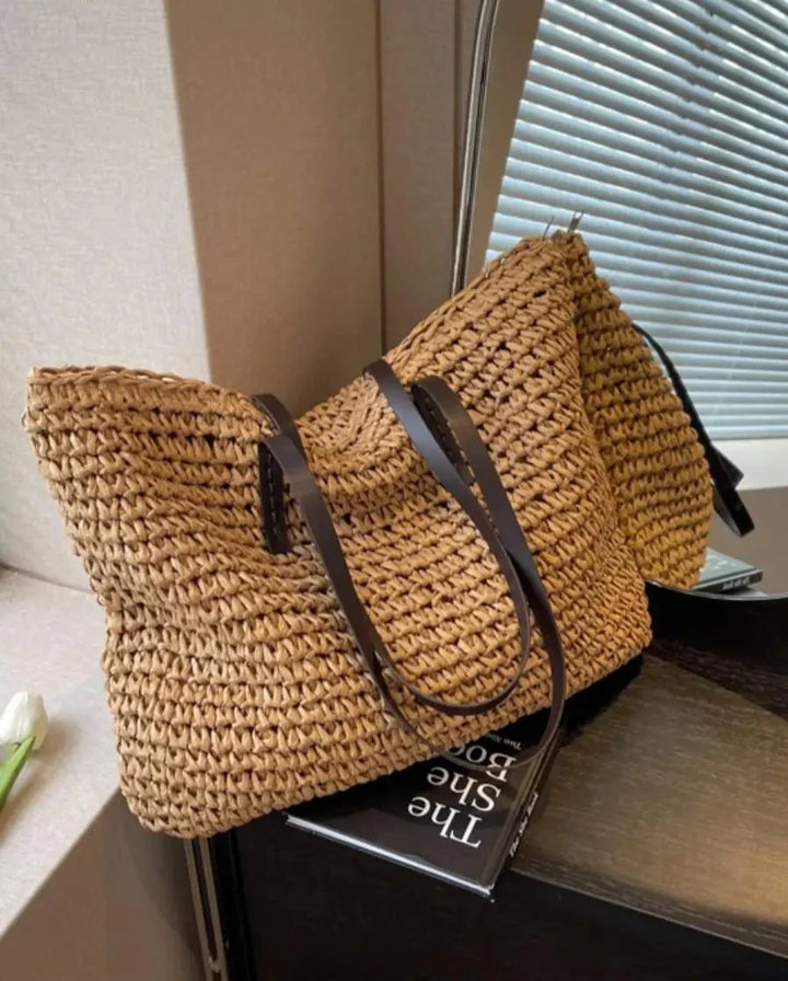 Sac de plage bohème en osier tressé pour femme, idéal pour l'été et les vacances chic.