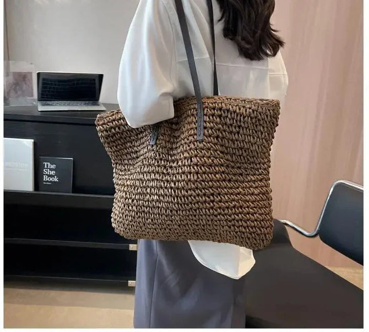 Sac de plage tressé en osier pour femme, style bohème, grand et chic pour les journées d'été.