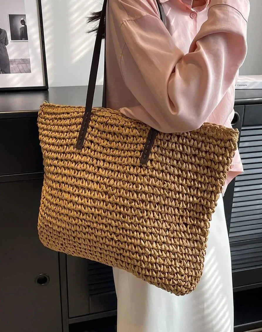 Fourre-tout chic en paille tressée, style bohème, parfait pour la plage et les sorties estivales.