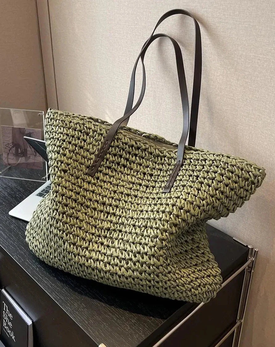 Grand sac fourre-tout tressé en osier pour la plage, style bohème décontracté et chic.