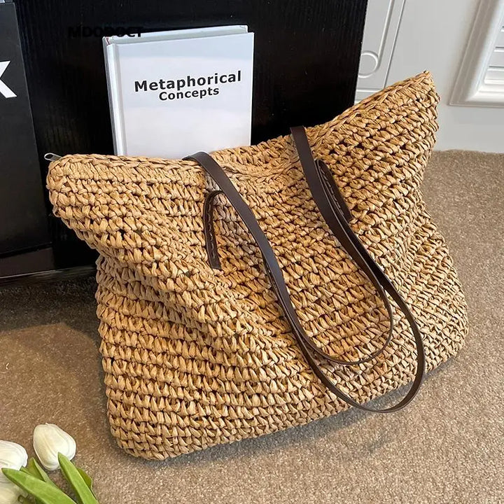 Accessoire d'été bohème: sac de plage en osier tressé, spacieux pour femme, look chic et stylé.
