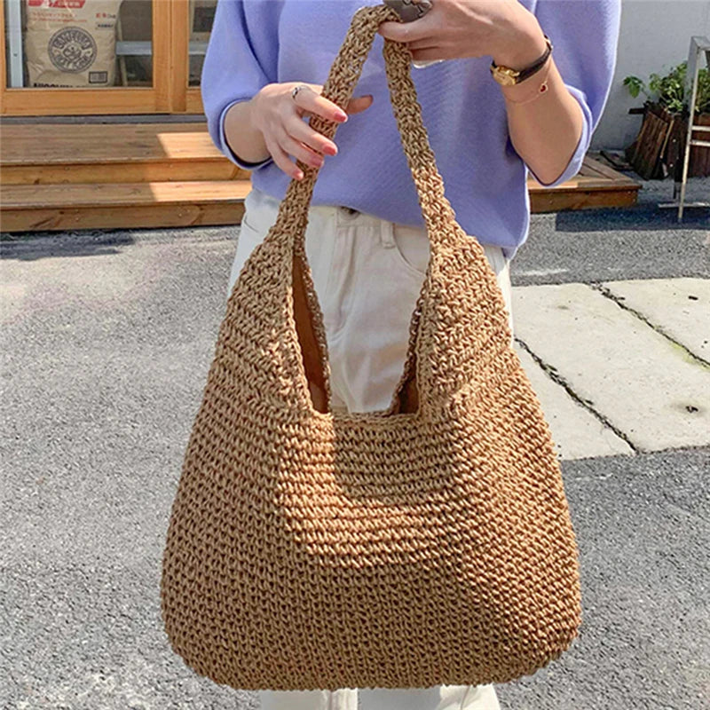 Cabas de plage tressé en paille naturelle, accessoire mode robuste et élégant pour femme estivale.
