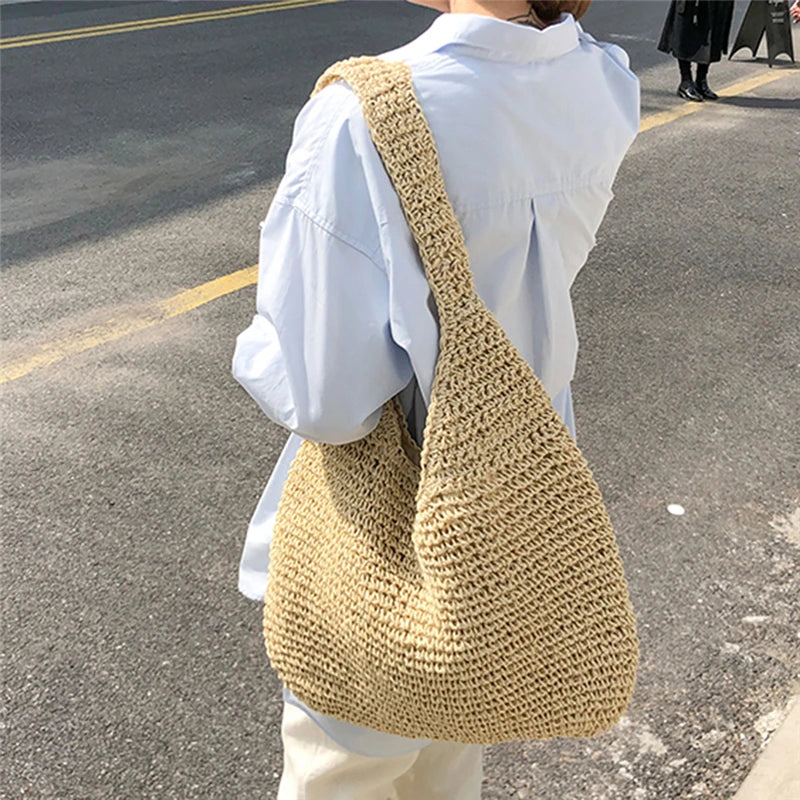 Accessoire mode chic: sac cabas en paille tressée élégant pour femme, tendance été 2024.