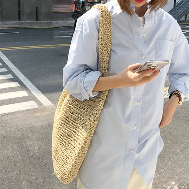 Sac de plage artisanal en paille tressée naturelle pour femme, cabas chic et éco-responsable.