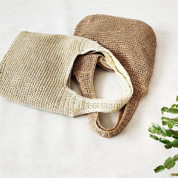 Sac de plage tendance en paille tressée, design chic pour femme, accessoire estival incontournable.