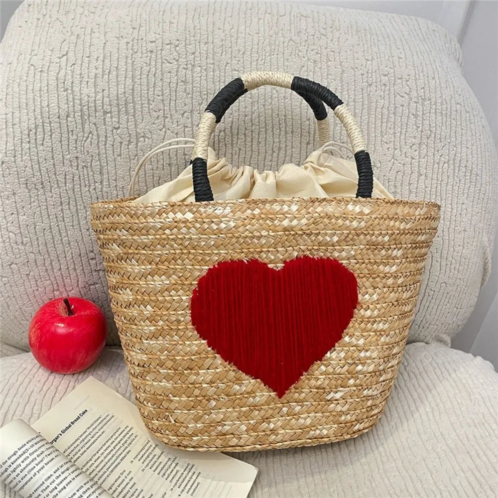 Sac de plage femme en paille tressée, avec détails brodés, style vacances relaxant.