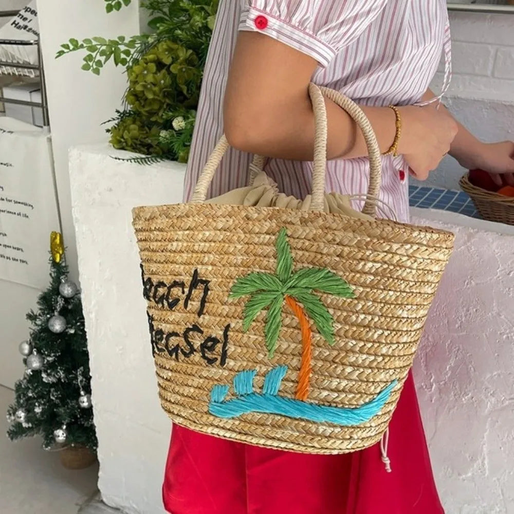 Panier de plage femme en paille naturelle, idéal pour l'été et les vacances ensoleillées.