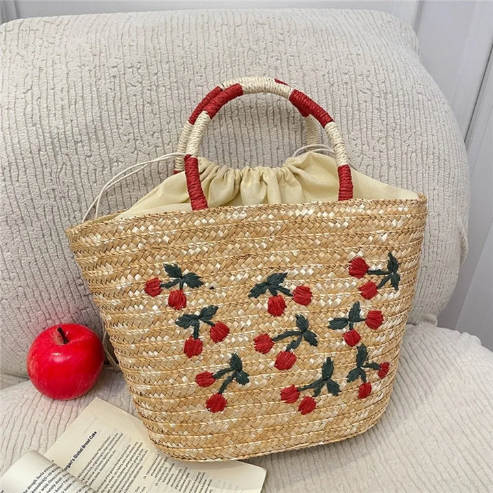 Sac cabas de plage en paille tressée avec broderie florale, style bohème chic et tendance.