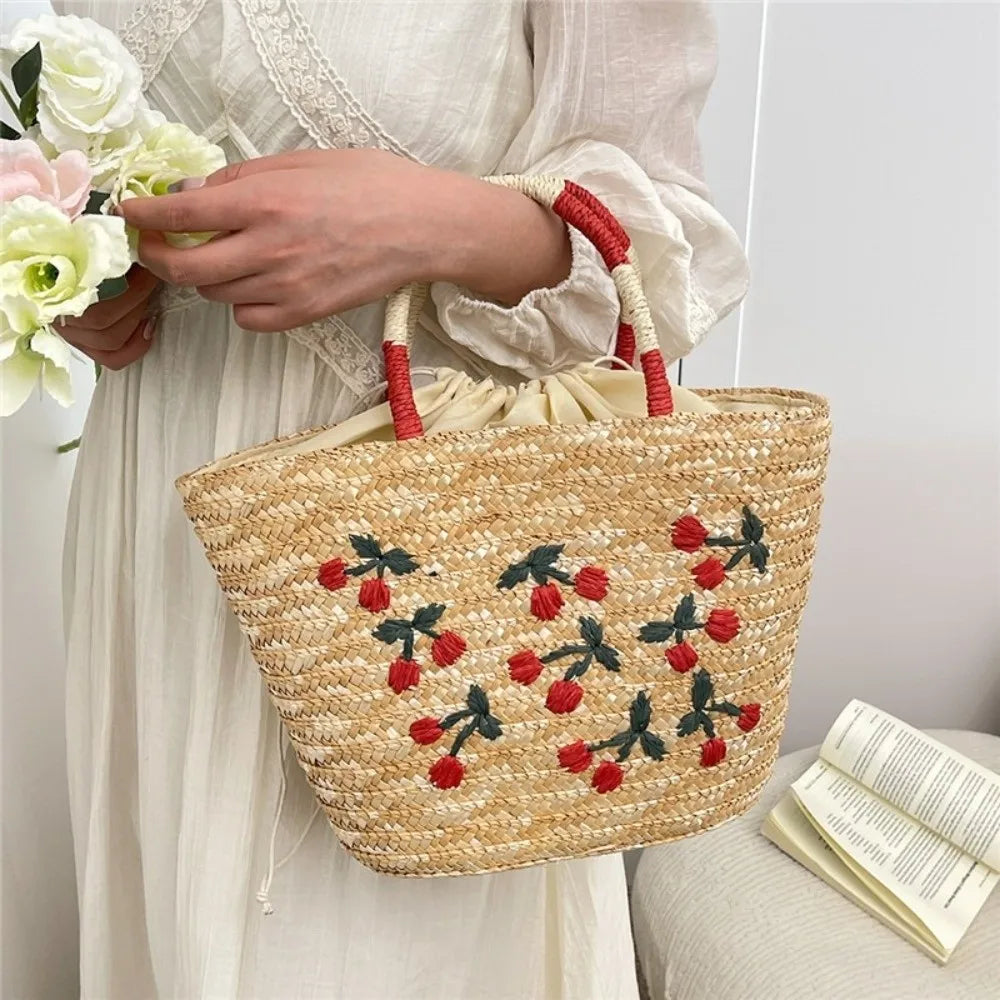 Sac de plage femme estival en paille brodée, accessoire mode indispensable pour l'été.