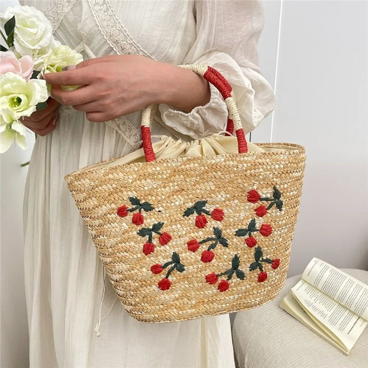 Sac de plage femme estival en paille brodée, accessoire mode indispensable pour l'été.