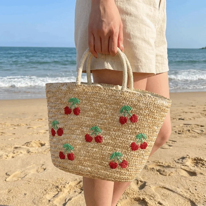 Sac de plage bohème chic, en paille et tissu brodé, pour un look estival parfait.
