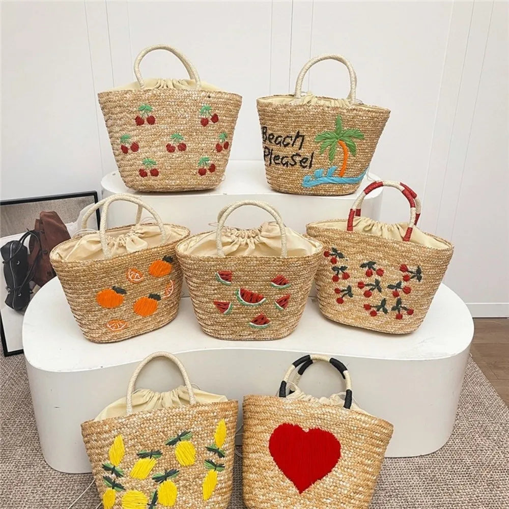 Grand sac estival brodé en paille, idéal pour transporter vos affaires de plage avec style.