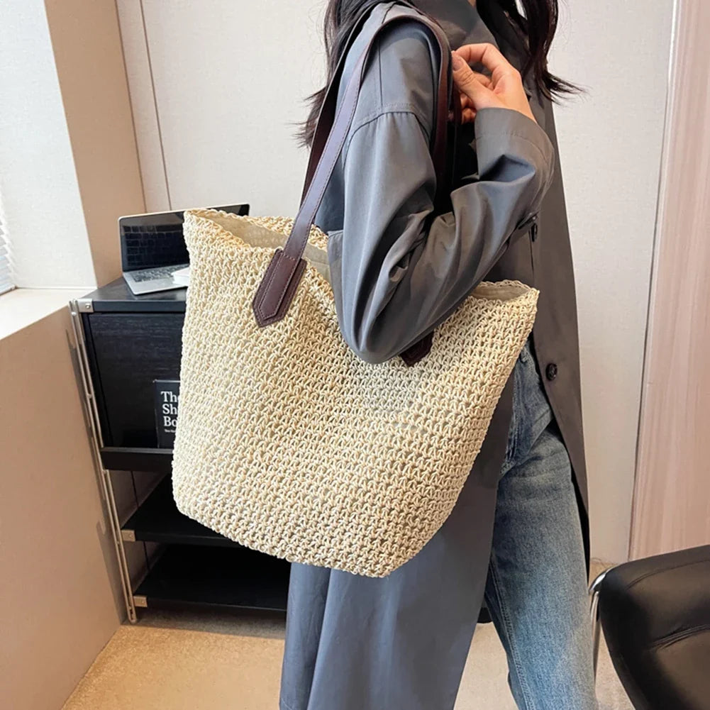Grand sac cabas en paille tressée, tendance et léger, idéal pour les accessoires de plage féminins.