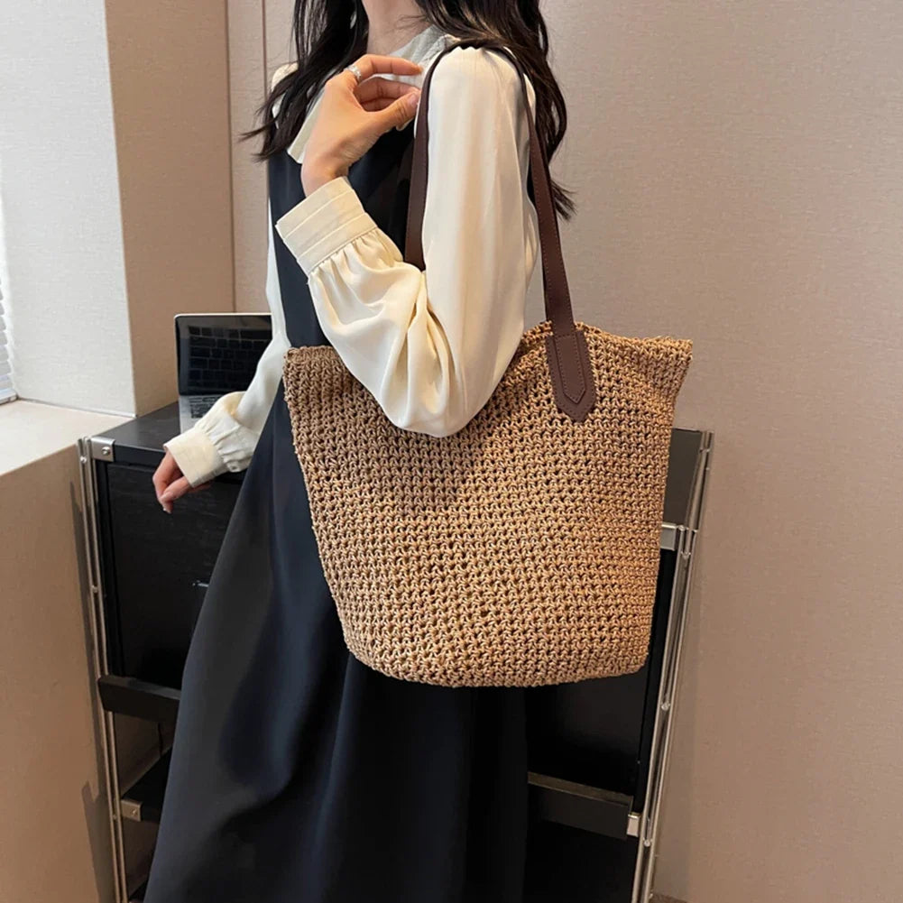 Sac de plage cabas en paille claire, design estival, léger et spacieux pour femme.